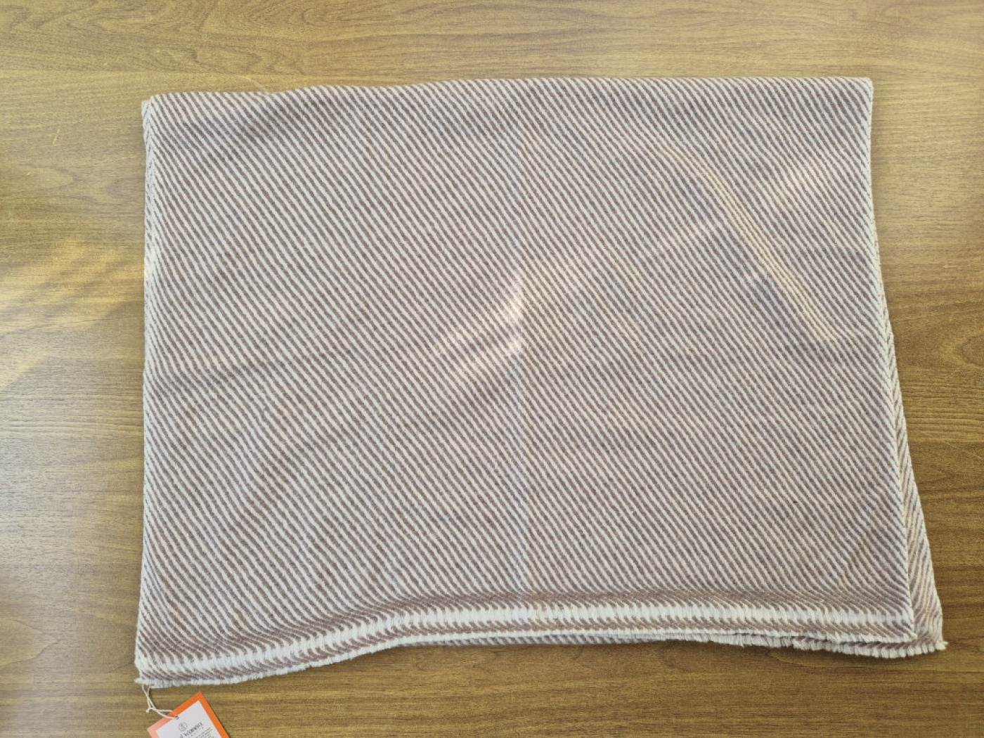 Fein gestreifter Kaschmir-Schal von LWH | helles Kupfer & Creme | 66×206cm